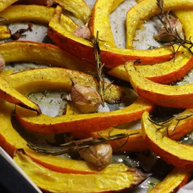 Dýně na rozmarýnu a česneku:

Suroviny:

1 větší dýně Hokkaido
slunečnicový olej
½ palice česneku
rozmarýn
sůl a pepř.

Postup:

Neoloupanou dýni Hokkaido vydlabeme a nakrájíme na plátky asi 1 cm tlusté. Dýni Hokkaido smícháme s olejem, solí a pepřem a rozprostřeme na plech vyložený pečicím papírem. Rovnoměrně rozmístíme snítky rozmarýnu a celé (neoloupané) stroužky česneku. Pečeme v troubě rozehřáté na 200 °C asi 45 minut dozlatova. Česnek a rozmarýn odstraníme (nadrobno nakrájené kousky rozmarýnu můžeme v pokrmu nechat).