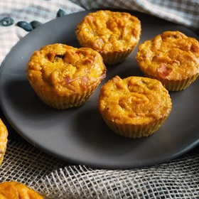 Dýňové muffiny:

Suroviny:

1 hrnek dýně Hokkaido na menší kostky
½ hrnku sýru feta na menší kostky
250 g hladké mouky
70 ml olivového oleje
200 ml bílého jogurtu
50 ml mléka
2 vejce
2 lžičky prášku do pečiva
½ lžičky soli
½ lžičky pepře
1 hrst nasekané petrželové natě nebo čerstvé bazalky.

Postup:

Dýni opečte na troše oleje a nechte vychladnout. Nejprve smícháme všechny suché ingredience – mouku, prášek do pečiva, sůl, pepř. Pak zvlášť smícháme všechny mokré ingredience – olej, jogurt, vejce, mléko – a našleháme. Suché a mokré přísady smícháme a přidáme opečenou dýni Hokkaido, sýr a petrželku, vše krátce promícháme tak, aby místy zůstaly i kousky suché mouky. Naplníme košíčky na muffiny asi 0,5 cm pod okraj a pečeme v troubě vyhřáté na 190 °C asi 25 minut dozlatova.