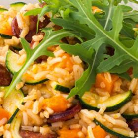 Dýňové rizoto:

Postup:

1 kg dýně Hokkaido
300 g rýže Arborio (kulatozrnná rýže)
1 l zeleninového vývaru
200 ml bílého vína
1 cibule
máslo
sůl a pepř
parmazán
petrželka.

Postup:

Vydlabanou neoloupanou dýni Hokkaido nakrájíme na menší kostky, cibuli nadrobno. Na másle osmahneme cibuli, poté přidáme dýni a osmažíme ze všech stran. Přisypeme (nepropláchnutou) rýži, krátce zamícháme, aby se zrníčka obalila máslem, přidáme víno. Za stálého míchání necháme část vína odpařit a přidáme asi 1 dl horkého vývaru. Ten vždy necháme vyvařit a přidáváme po decilitrech, dokud nám nedojde (dokud není rýže al dente). To by mělo trvat přibližně 25 minut. Nakonec vmícháme do rizota nadrobno nasekanou čerstvou petrželku a asi ½ lžíce másla, dochutíme solí a pepřem a podáváme posypané nastrouhaným parmazánem.