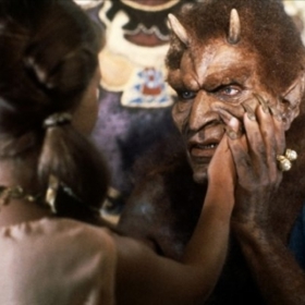 Král Akrisios z Argosu uvěznil svou dceru Danaé daleko od běžných smrtelníků, kvůli věštbě, že pokud jeho dcera bude mít syna, tak král může zemřít. Když je uvězněna, svede ji bůh Zeus.