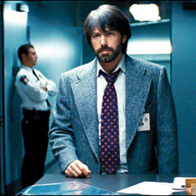 Jsou navrhovány a zase zavrhovány různé plány. Nakonec expert CIA Tony Mendez (Ben Affleck) přijde s neobvyklým řešením – navrhne vytvoření „filmového štábu“, který by v Íránu hledal vhodné exotické lokace pro natáčení filmu a Američané by pak odjeli z Íránu jako členové tohoto štábu.