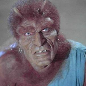 Poté, co se Danaé narodí syn Perseus Persea, Akrisios nechá oba uzavřít do dřevěné truhly a poslat po moři. Z pomsty nařídí Zeus, nejen zabít Akrisia, ale také vypustit z moře Krakena svým bratrem Poseidonem, aby zničil město Argos. Mezitím Danaé a Perseus bezpečně dopluli na ostrov Serifos.