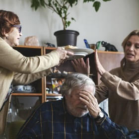S nápadem na sešlost přijde matka (Ivana Chýlková). Zbytek příbuzenstva neprojevuje přílišné nadšení, tahle setkání bývají vždy dost náročná. Děda (Jan Kačer) už je duchem spíše nepřítomen, otec (David Vávra) tyto akce odmítá, syn (Jan Strejcovský) je věčně přiopilý a ironicky glosuje svět kolem sebe včetně rozpadajícího se vztahu s přítelkyní (Judit Bárdos). 