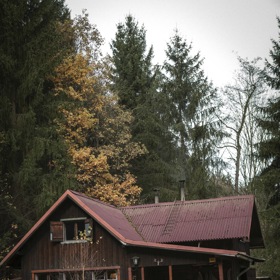 Před rozhodnutím o prodeji je na chatě uspořádána rodinná sešlost.