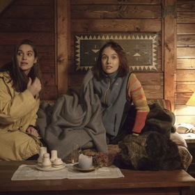 Naděje na idylický víkend na samotě u lesa rychle skončí, ale opravdové dobrodružství začne těsně nad ránem.