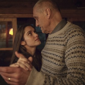 Babička (Jana Synková) je specialistkou na upřímné dotazy, které ostatní přivádějí přinejmenším do rozpaků. Nevyrovnaná dcera (Tereza Voříšková) na chatu přibere svého úspěšného německého přítele (Michael Pitthan), který se jediný na rodinný výlet těší, protože neví, do čeho jde. 