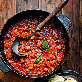 Pravý maďarský segedínský guláš

Suroviny:

3 ks cibule
sůl
pepř mletý
2 ks bobkový list
400 g kysané zelí
1 lžička kmín
800 g vepřová plec
100 g vepřový bůček uzený
1 lžíce mletá sladká paprika
2 lžíce vepřové sádlo

Postup:

Na sádle orestujte nasekanou cibuli a kostky uzeného.

Vmíchejte nakrájenou plec, osolte, opepřete a orestujte. Podlijte vodou, zredukujte, zaprašte paprikou, přidejte kmín, bobkový list. Snižte teplotu a poduste.

Po 30 minutách přidejte nakrájené zelí, pak smetanu.