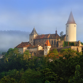 Slavný alchymista se tak ocitl ve vězení na hradě Křivoklátě, odkud se pokusil uprchnout. Bohužel se při svém úprku zranil, že mu musela být amputována noha.
