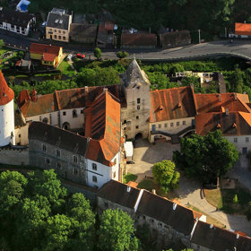 Hrad je obklopen hustými lesy. Láká i milovníky tajemna. Ti tvrdí, že z hradních zdí sálá utrpení těch, kteří tu byli mučeni a vězněni.