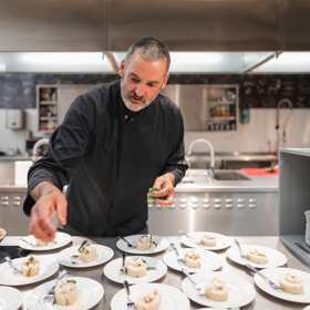 Jeden z nejlepších kuchařů Česka Michal „Hugo“ Hromas.