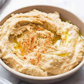Hummus

Suroviny:

1 plechovka cizrna
sůl
citronová šťáva z 1/2 citronu
1 stroužek česnek rozmačkaný
1 špetka kmín mletý, nemusí být
2 lžíce sezamová pasta Tahine

Postup:

Všechny ingredience smícháme, rozmixujeme nebo rozmačkáme. Dáme do misky, zalijeme olivovým olejem a poprášíme paprikou. (V oleji mohou být osmažené kousíčky mletého masa).

Příloha: jakékoliv čerstvé pečivo (autentický je libanonský chléb), zelenina nakrájená na tyčinky.

Sezmová pasta a olivový olej zpomalují vstřebávání alkoholu a přitom jsou zdravé. Vhodné na různá pohoštění, kde se podává alkohol.
