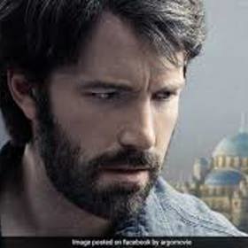 Odehrává se během islámské revoluce v Íránu v roce 1979. Americká ambasáda je obsazena revolučními gardami a více než 50 Američanů je vzato jako rukojmí.