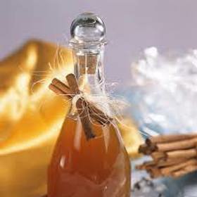 Domácí medovina:
Suroviny:
5 kg medu
10 l vody
vinné kvasinky (seženeme ve včelařském obchodě nebo na internetu)
živnou sůl pro kvasinky
plastová lahev 1,5 l
plastový kbelík s víčkem
gumová hadička
plátýnko nebo sítko
demižon.