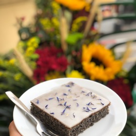 Podzimní makový koláč:

Suroviny:

Piškot:
5 vajíček
350 g cukr krupice 
200 g mletý mák 
150 g PERNERKA pohanková celozrnná hladká mouka
250 g smetana ke šleháním 
150 g olej 
1 lžička skořice
1/2 lžičky soli
1 prášek do pečiva bez lepku. 
 
Na polevu:
250 g cukr moučka
60 g citronová šťáva.

Na dokončení:
květy chrpy.

Postup:

Na piškot vyšleháme vejce a cukr do husté pěny, přidáme smetanu a olej, lehce vmícháme zbylé ingredience. Vylijeme do vyššího plechu, vymazaného olejem a vysypaného moukou. Dobře rozetřeme a pečeme při 170 °C asi 25-30 minut. Na ještě vlažný piškot rozetřeme polevu, kterou jsme připravili dobrým vymícháním cukru a šťávy. Posypeme květy chrpy a necháme vychladnout.
