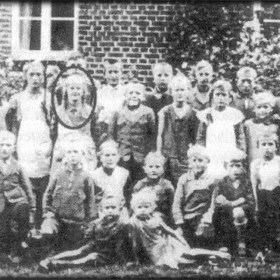 Irma Grese ve věku dvanácti let. Tehdy ještě nic nenasvědčovalo tomu, jak děsivou roli sehraje ve druhé světové válce.