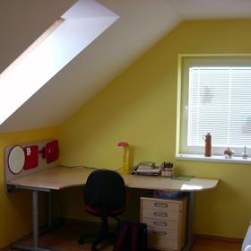 Systém zatemnění je v dětském pokoji velmi důležitý, ať už pro zdravý spánek dětí, tak pro dobrou viditelnost třeba při psaní domácích úkolů.