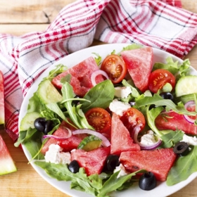 Okurkový salát s cukrovým melounem a sýrem feta:

Ingredience:

2 polévkové lžíce citronové šťávy

¼ hrnku extra panenského olivového oleje

¼ čajové lžičky soli

1 čajová lžička medu

1/8 čajové lžičky mletého černého pepře

¼ čajové lžičky máku Tesco

1 vypeckovaný střední cukrový meloun (asi 5 hrnků)

1 okurka nakrájená na plátky

1/3 hrnku jemně nakrájené červené cibule

3 polévkové lžíce nasekaného čerstvého kopru

115 g rozdrobeného sýru feta

rukola dle libosti.

Postup: 

V míse vyšlehejte společně citronovou šťávu a olivový olej, vmíchejte med, sůl a pepř. Přidejte meloun, okurku, cibuli, kopr a rukolu a zamíchejte. Před servírováním posypejte salát sýrem feta a poprašte ho mletým mákem.