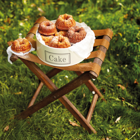 Jablečné bábovky s javorovým sirupem, recept

Suroviny:

370 g	polohrubé mouky		
1	sáček kypřicího prášku do pečiva		
250 g	másla		
175 g	hnědého cukru		
125 ml	javorového sirupu		
4	vejce		
6	červených jablek		
4	lžičky skořice		
220 g	krupicového cukru

Postup:

Předehřeju troubu na 180 °C. Do mísy proseju mouku a smíchám ji s práškem do pečiva a skořicí. Přidám máslo, hnědý cukr, javorový sirup, vejce a nastrouhaná jablka a důkladně vše promíchám. Těstem naplním 12 dobře vymazaných báboviček o objemu 250 ml. Peču 20 minut, nebo až se těsto přestane chytat na zapíchnutou špejli. Hned po upečení bábovičky vyklopím. V míse promíchám cukr se skořicí a bábovičky v něm opatrně obalím.