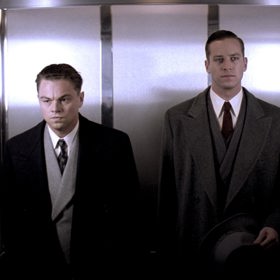 Vyšetřovatelé totiž neuložili mezi důkazy ani zbraň atentátníka, ani jeho krev, která se u domu našla. Jen tam všude uklidili. Nikdo si nevážil kriminologie, neexistovaly federální úřady ani FBI. 