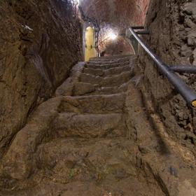 Chodbami se dá projít do sklepů některých starých domů.