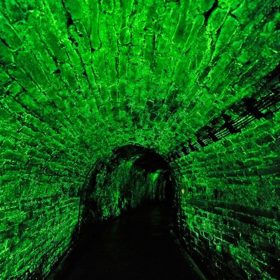 Jedna z chodeb ve tmě zeleně světélkuje. Prý je to díky zvláštnímu nátěru, který tu nacisté použili pro případ výpadku proudu během náletu. Přesné složení barvy prý nikdo dodnes neodhalil.