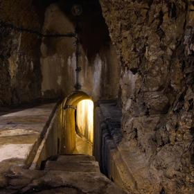 Katakomby se nacházejí pod celým městem a pod většinou městských památek. Jde o složitou síť, kdy jsou chodby často i tři nad sebou.