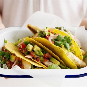Rybí tacos

Suroviny:

¼ nakrouhaného červeného zelí
1 lžíce olivového oleje
1 ½ lžíce citrónové šťávy
kukuřice ze dvou klasů
60 ml olivového oleje
1 avokádo
1 šalotka
hrst nasekaného čerstvého koriandru2 lžíce mouky
1 lžíce mletého koriandru
½ lžíce kájenského pepře
400 g bílé ryby
4 tortillové plasky
1 lžíce zakysané smetany
papričky jalapeno

Postup:

Nakrouhané zelí smícháme s olivovým olejem, citrónovou šťávou, promícháme a necháme odležet. Kukuřici povaříme asi 10 minut ve vroucí osolené vodě. Na pánvi rozehřejeme lžíci olivového oleje a dalších deset minut na něm restujeme vařenou kukuřici, až zhnědne. Poté z klasu vyjmeme jádra. Avokádo oloupeme a nakrájíme na malé kousky, které smícháme s najemno nasekanou šalotkou, koriandrem a zbylou citrónovou šťávou. Na talíři smícháme mouku, mletý koriandr a kájenský pepř. Očištěnou a osušenou rybu v mouce obalíme. Na pánvi rozehřejeme zbylý olej, přidáme rybu a smažíme asi 2 minuty z obou stran. Poté dáme osušit na papírovou utěrku.

Na talíře dáme tortillové placky, ochucené zelí, kukuřici, rybu natrhanou na kousky, avokádo, trochu zakysané smetany a jalapenos.