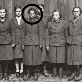 Juana Bormann na dobovém snímku s dalšími dozorkyněmi v koncentračním táboře.