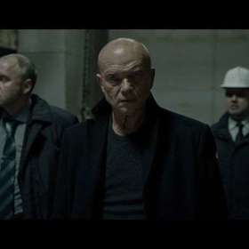 Velitel skupiny agentů, detektiv Hawkins nenápadně řídí práci pátracího týmu a pokouší se uklidňovat Kate Mullenovou a brzdit jejího manžela, aby neudělal nějakou hloupost.