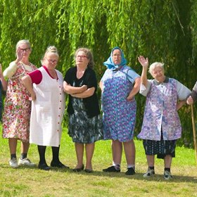 Po smrti stoleté Trudy zůstanou na konci vesnice lukrativní pozemky se starým domem. To se hodí starostovi a jeho příbuznému, kteří mají na pozemky zálusk a chtějí zde vybudovat autobazar.