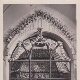 Tajemný mnich pak ostatky uspořádal do tvaru jehlanů. Dobová kresba kostnice v Kutné Hoře.