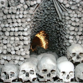 Kvůli morové epidemii v roce 1318 a během husitských válek našlo smrt nepřeberné množství lidí. Část z nich byla pohřbena tady v Sedlci.