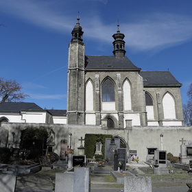 Hřbitov u kostela Všech svatých byl na konci 15. století radikálně zmenšen a exhumované ostatky přeneseny do spodní kaple.