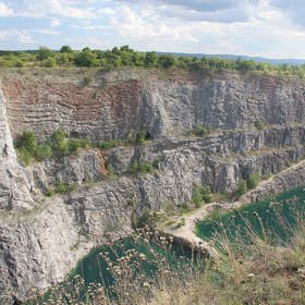 Podle temných legend se zde ukrýval německý voják Hans Hagen, který byl zavražděn. Jeho duch prý v místě straší dodnes.