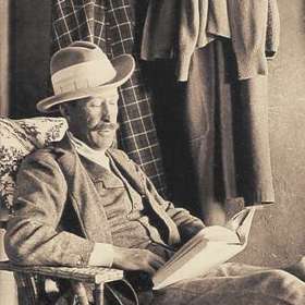 Jeho mecenášem se stal lord Carnarvon, který vykopávky financoval.