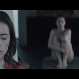 Dům snů, domov budoucnosti, supermoderní prosklená budova uprostřed tatranské samoty, vybavená luxusem a řízená programem, jenž plní veškerá přání – jak se ukáže, i ta nevyslovená.