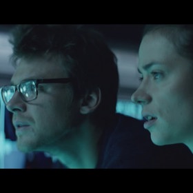 Hlavním hráčem filmu není ani Vojtěch Dyk coby typicky mimoňský počítačový vývojář, ani Gabriela Marcinková v roli jeho ženy, jejíž sochařské snažení se právě ocitá v tvůrčí krizi, nýbrž dům, který testují.