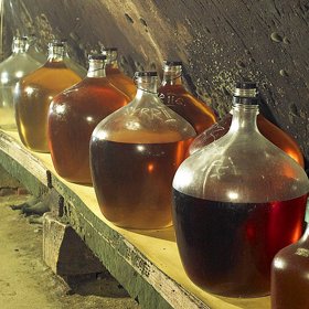 Příprava kvašení:
Vezmeme trochu horké vody a 4 lžíce medu a důkladně rozmícháme. Do plastové lahve si připravíme litr vody a vlijeme částečně zchladlý medový roztok (50 °C), lahev uzavřeme a protřepeme. Ihned přidáme špetku živné soli a kvasinky a obsah pořádně promícháme. Lahev uzavřeme vatou nebo přiklopíme víčko, nikdy uzávěr neutahujeme! Necháme roztok pracovat 3-4 dny v místnosti, kde je teplota 25–28 °C. Správně rozkvašený zákvas je zkalený, při stěně nádoby se tvoří bublinky a po zamíchání pění.
Pozor, při nedostatečné teplotě nebo době kvašení vznikne málo kvasinek a další kvasný proces je v ohrožení.