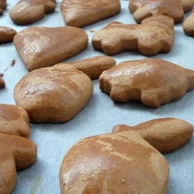 Medové perníčky, recept

Suroviny:

800 g hladké mouky
300 g moučkového cukru
200 g medu
150 g másla
6 vajec
2 lžičky sody
1 - 2 lžíce perníkového koření

Postup:

Do velké mísy prosejeme několikrát mouku i cukr, přidáme sodu, koření a promícháme. Pokud máme tuhý med, necháme ho ve vodní lázni prohřát, aby byl hezky tekutý a vlažný. Med nesmí být zcukernatělý. Do mísy přidáme med, máslo pokojové teploty a vejce.

Nejdříve v míse vypracujeme těsto, které dále vyklopíme na pomoučený vál. Pečlivě propracujeme, těsto musí být lesklé, vláčné a nesmí se drobit. Pokud je těsto příliš lepivé, postupně ještě zapracujeme mouku.

Těsto vložíme do mikrotenového sáčku a necháme v lednici alespoň 2 dny odležet, klidně i týden.

Před pečením necháme těsto prohřát na pokojovou teplotu asi 2 hodiny, vykrojené tvary potíráme rozšlehaným vejcem. Pečeme na plechu vyloženým pečicím papírem při teplotě 170 stupňů.