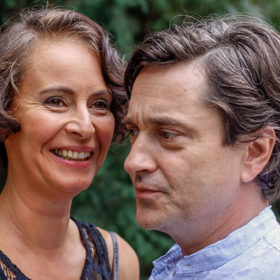 Po základní škole v Horních Počernicích a gymnáziu v Praze 9 vystudovala obor herectví na pražské DAMU. Již v průběhu studia hostovala v Divadelním spolku Kašpar, po absolutoriu byla sedm let v angažmá v Divadle Rokoko.