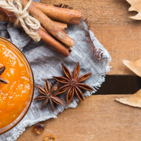 Mirabelkový džem s vánočním kořením:

Suroviny:

1 kg mirabelek
300 g třtinového cukru
ovocný pektin Labeta
šťáva z jednoho citronu
1 hvězdička badyánu
5 ks hřebíčku
2 kousky celé skořice.

Postup:

Omyté mirabelky podlijeme trochou vody (asi 50 ml), přidáme koření a rozvaříme doměkka. Necháme půl hodiny přikryté odpočinout, aby se rozleželo koření. Směs propasírujeme přes sítko, abychom se zbavili slupek a pecek. Ovocný pektin smícháme s třtinovým cukrem a přidáme k propasírovaným mirabelkám a zakápneme citronovou šťávou. Povaříme 5 minut, nezapomínáme průběžně míchat, aby se marmeláda nepřipálila. Hotový džem nalijeme do čistých skleniček, zavíčkujeme a obrátíme dnem vzhůru a necháme zchladnout. Skladujeme nejlépe na tmavém, chladném a suchém místě.
 