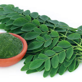 Těstoviny s moringou

Suroviny:

Potřebujete:
kukuřičné těstoviny
tahini pastu
1 lžíci moringy na 1 porci
smetanu
sůl
pepř
brokolici

Postup:

Množství přizpůsobíme počtu porcí. K vařeným těstovinám si připravíme omáčku prohřátím 1 lžíce tahini pasty na 1 porci s trochou soli, pepře, moringy a asi 4 lžic vody na porci. Jakmile se vše promísí, přidáme zhruba dvě lžíce smetany a krátce provaříme společně.

Brokolici je nejlepší nachystat jen na páře, poklást ji na těstoviny a pokapat hotovou omáčkou. Dozdobit vše můžete sušenými rajčaty.