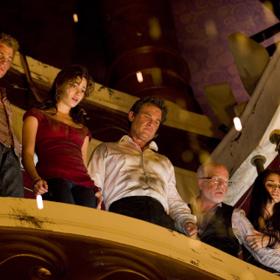 Mohutný úder masivu vody se převalí přes palubu a převrátí loď vzhůru nohama.