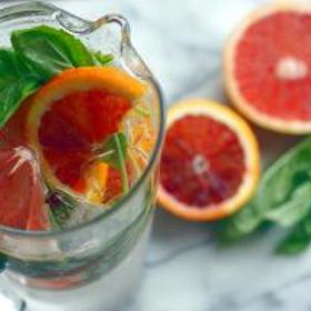 Grapefruitový hubnoucí koktejl:

1 sklenice (2 dcl) čisté vody
čerstvou šťávu z 1/2 grapefruitu
1 gram sušeného rozmarýnu, což je necelá čajová lžička.

Postup:

Smíchejte všechny suroviny ve sklenici a hned to vypijte. Nejlepší je tento nápoj pít na prázdný žaludek, alespoň 30 minut před jídlem.