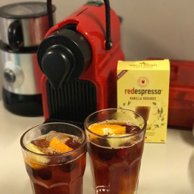 Ovocný rooibos

Suroviny:

6 odměrek (13 g) rooibosu s citronem

Citronová šťáva

Surový / třtinový cukr

Led
Postup:

Zalijte rooibos 300 ml měkké vroucí vody a nechte 5-10 minut louhovat. Slijte rooibos přes sítko do nádoby s ledem a následně doplňte na objem 1 l studenou vodou. Promíchejte všechny ingredience. Hotovo!
