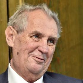 Podezření na opilost později potvrdila účastnice ceremoniálu Miroslava Němcová, která stála během události přímo vedle Zemana. Podle Němcové byl Zeman viditelně opilý a bylo to také cítit z jeho dechu. Ve stejný den před touto událostí se prezident Zeman účastnil recepce na ruském velvyslanectví, kde byl novináři zachycen při popíjení alkoholu. 