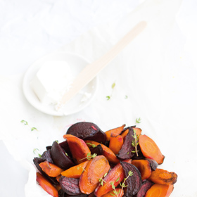 Pečená zelenina s kozím sýrem:

Suroviny:

3	menší bulvy červené řepy		
svazek mrkve		
sůl		
pár snítek tymiánu		
olivový olej		
čerstvý kozí sýr.

Postup:

Řepu oloupejte, pokrájejte na čtvrtky, mrkve rovněž oloupejte a překrojte na špalíky. Pak zeleninu dejte na arch pečicího papíru, osolte, posypejte tymiánem a zastříkněte olivovým olejem. Spojte do "ranečku", svažte provázkem a při 180 °C pečte 30 minut. Podávejte se sýrem.