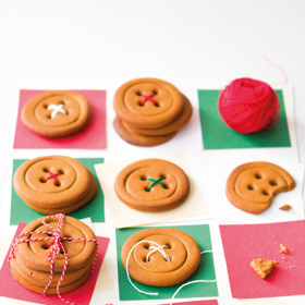 Perníkové knoflíky, recept

Suroviny:

125 g	másla		
110 g	tmavého cukru		
125 ml	melasy		
320 g	hladké mouky		
2	lžičky mletého zázvoru		
1	lžička jedle sody

Postup:

Troubu předehřejte na 190 °C. Máslo a cukr 8 minut šlehejte do světle a nadýchané hmoty. Přidejte melasu, mouku, zázvor a sodu a zpracujte do hladkého těsta. Krátce jej prohněťte a zabalené do folie dejte na půl hodiny do ledničky.

Těsto rozválejte mezi dvěma archy pečícího papíru do platů tenkého 5 milimetrů. Pak kulatým vykrajovátkem o průměru 7 cm vykrájejte 24 knoflíků. Uprostřed každého udělejte čtyři dírky, třeba pomoci trubičky na cukrářský pytlík. Poté pečte 10 minut dozlatova. Nechte vychladnout. V uzavíratelné nádobě vydrží 2 týdny. Zdobte barevnými provázky.