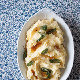 Bramborová kaše se šalvějí:

Suroviny:

750 g brambor, oloupaných a pokrájených na stejné kousky
60 g másla
75 ml mléka
75 ml smetany ke šlehání (30% a výše)
sůl.

Postup:

Brambory oloupeme a pokrájíme na stejně velké kousky a dáme vařit do osolené vody. Vaříme cca 20 minut, ale už tak po 15 minutách píchněte do brambor vidličkou, a pokud vidlička projde lehce bramborou, slijte vodu.

Do odměrky si nalijeme mléko, smetanu a přidáme máslo a ohřejeme, aby se máslo rozpustilo. Směs pak nalijeme do brambor.

Vše prošťoucháme a dochutíme solí. Kaše nemá být řídká, mám mít krásnou kašovitou konzistenci.

Nakonec přidáme nasekané kousky šalvěje a promícháme.