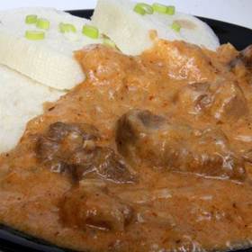 Hovězí segedínský guláš

Suroviny:

1 kelímek
smetana
1 kg hovězí kližka
2 lžíce sádlo
1 sklenice kyselé zelí
1 ks cibule
podle chuti sůl
mletý černý pepř
majoránka
mletá sladká paprika

Postup:

Nakrájíme si nadrobno cibuli a dáme ji zpěnit s trochou sádla. Poté přidáme mletou papriku a necháme ji chvíli restovat, ale ne dlouho, jinak zhořkne.

Maso opereme pod tekoucí vodou a nakrájíme na kostky, které pak přidáme na cibuli s paprikou. Osolíme a necháme chvíli restovat, zalijeme horkou vodou a dusíme doměkka.

Mezitím si připravíme kyselé zelí, které propláchneme a trochu pokrájíme. Když je maso hotové, přidáme zelí a necháme ho změknout. Poté guláš zahustíme jíškou, okořeníme majoránkou a zjemníme trochou smetany a guláš je hotový.

Segedínský guláš z kližky podáváme s houskovými knedlíky.
